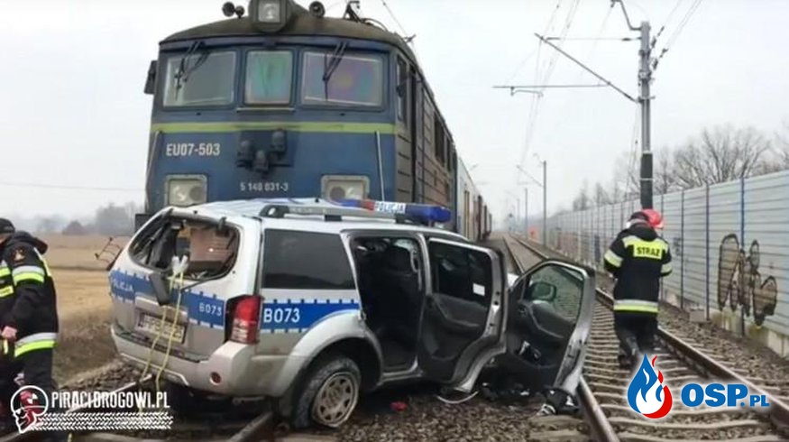 Policjant zginął w wypadku na przejeździe kolejowym. PKP: Była sygnalizacja i opuszczone półrogatki. OSP Ochotnicza Straż Pożarna