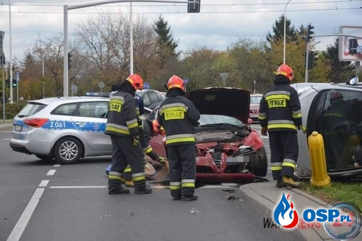 Auto na boku, kobieta w szpitalu. Wypadek na warszawskim Mokotowie. OSP Ochotnicza Straż Pożarna