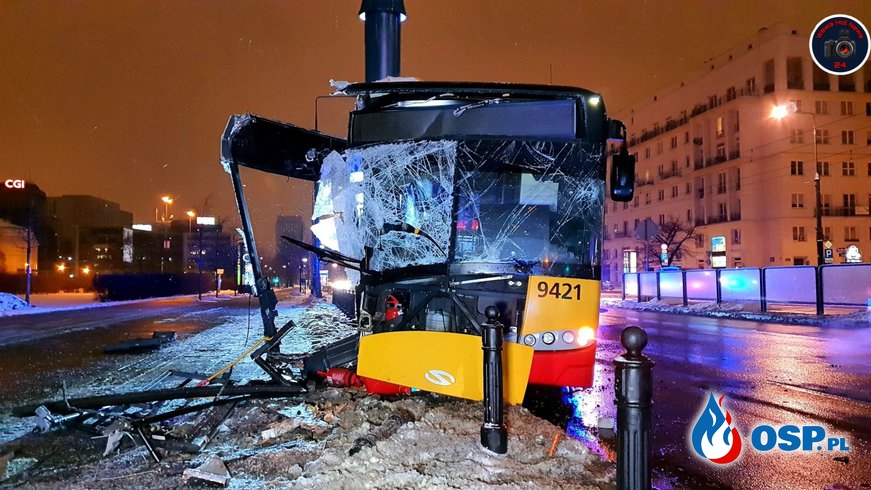 Wypadek autobusu w Warszawie. Wpadł w poślizg i uderzył w słup. OSP Ochotnicza Straż Pożarna