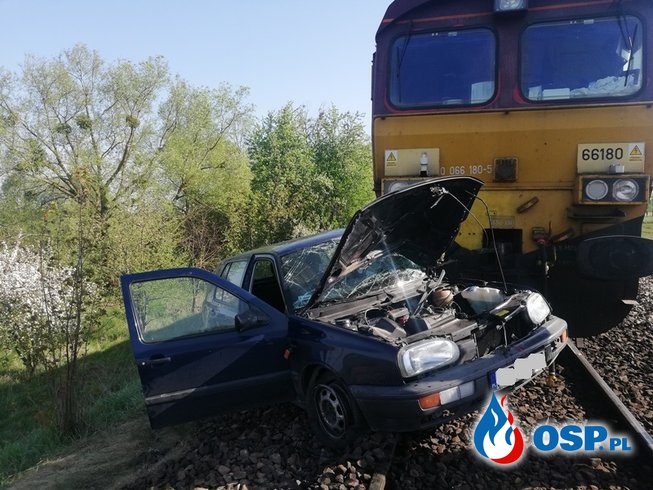 Auto wjechało pod pociąg, dwie osoby ranne. Interweniował śmigłowiec LPR. OSP Ochotnicza Straż Pożarna