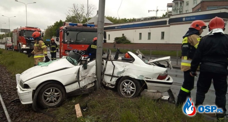 BMW owinęło się wokół słupa. 23-letni kierowca został ranny. OSP Ochotnicza Straż Pożarna