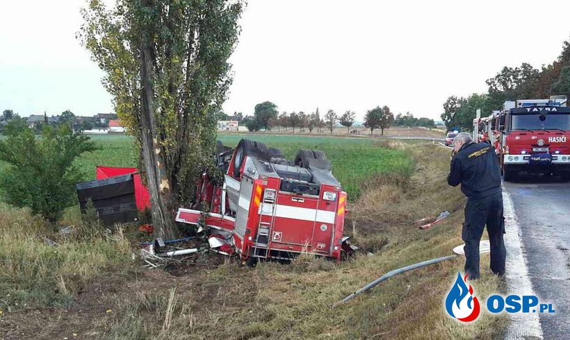 Wypadek wozu strażackiego w drodze do akcji w Czechach. Dowódca zginął. OSP Ochotnicza Straż Pożarna