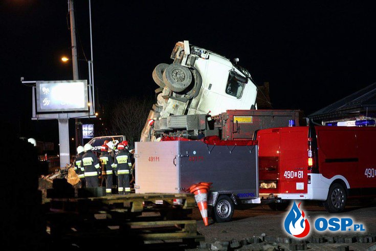 Wypadek tira w poranek drugiego dnia świąt OSP Ochotnicza Straż Pożarna