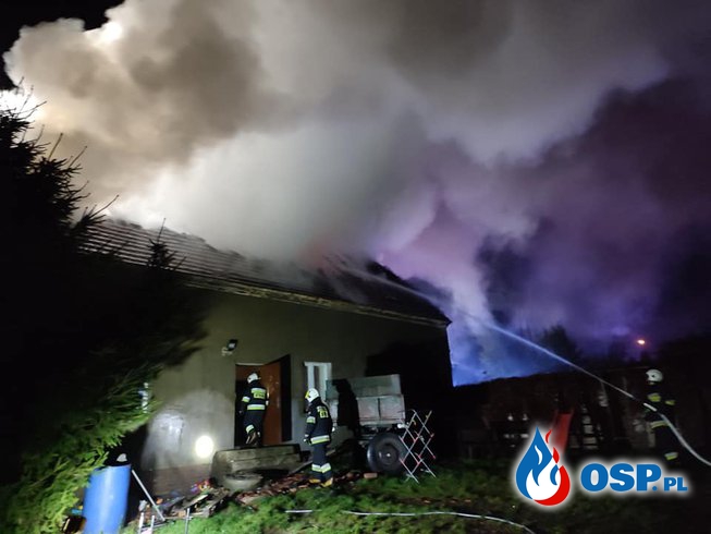 Nocny pożar w Kłobuczynie. Dach budynku doszczętnie spłonął. OSP Ochotnicza Straż Pożarna