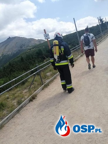 Strażak w ubraniu bojowym zdobywa szczyty i promuje oddawanie szpiku OSP Ochotnicza Straż Pożarna