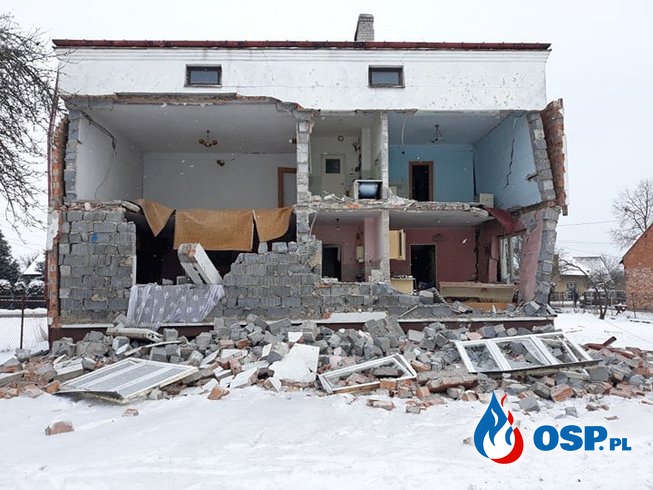 Ściana budynku runęła po eksplozji gazu. Starsza kobieta trafiła do szpitala. OSP Ochotnicza Straż Pożarna