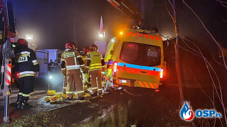 Wypadek karetki w Pęcicach. Ambulans uderzył w mur zabytkowego pałacu. OSP Ochotnicza Straż Pożarna