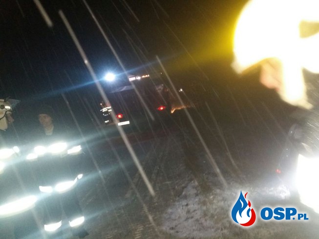 Dachowanie na trasie Kolonia Otocka – Puszyna. Zimowe warunki OSP Ochotnicza Straż Pożarna