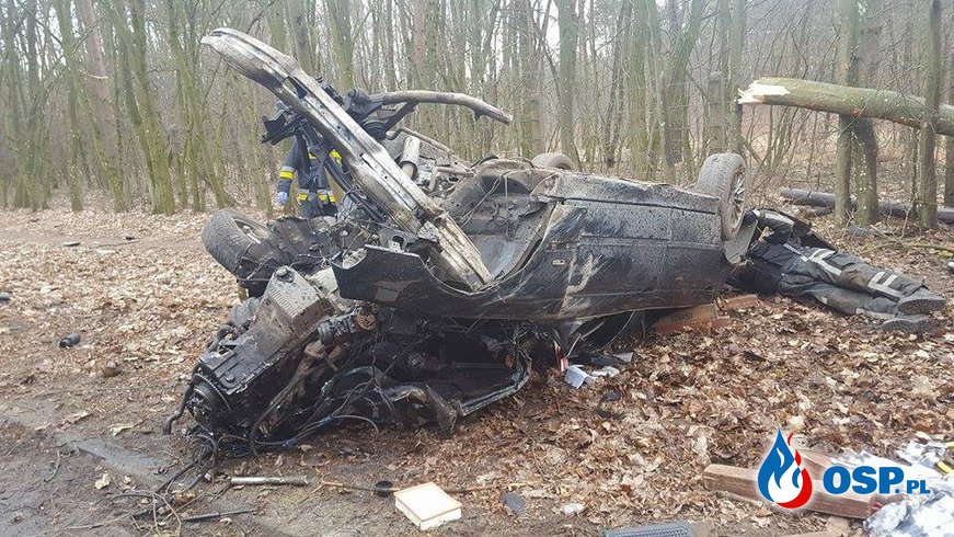 BMW doszczętnie rozbite na drzewie. Kierowca wypadł z auta i walczy o życie! OSP Ochotnicza Straż Pożarna