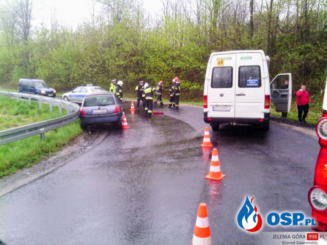Dziwiszów: Zderzenie busa z osobówką na Kapelli. OSP Ochotnicza Straż Pożarna