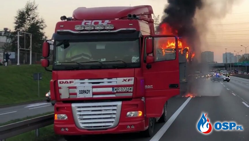 Ciężarówka stanęła w ogniu podczas jazdy. Zapaliły się odpady. OSP Ochotnicza Straż Pożarna