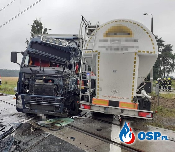 Czołowe zderzenie ciężarówek na przejeździe kolejowym. Dwie osoby są ranne. OSP Ochotnicza Straż Pożarna