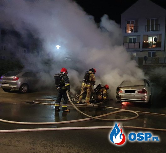 Nocny pożar w Szczytnie. Dwa samochody doszczętnie spłonęły. OSP Ochotnicza Straż Pożarna