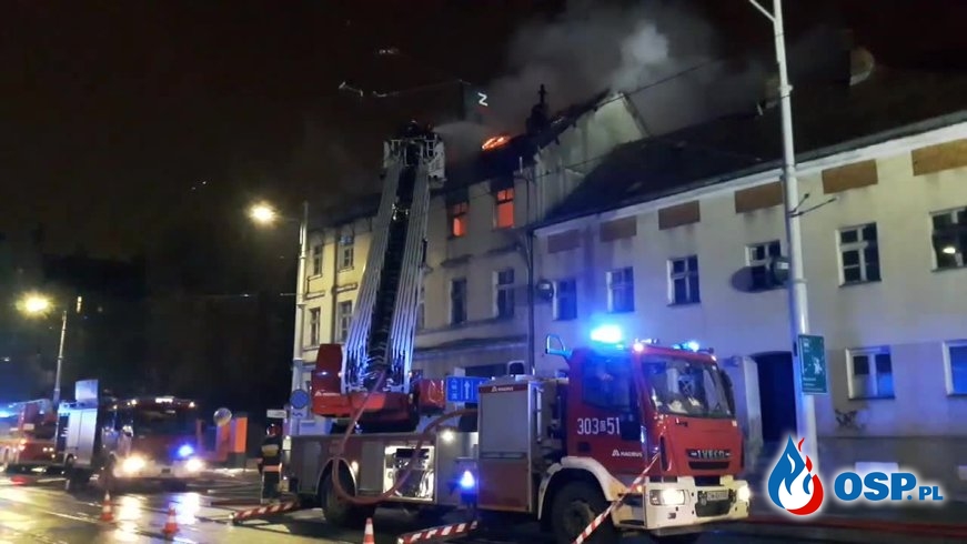 Pożar pustostanu we Wrocławiu. Ewakuowano mieszkańców sąsiedniego budynku. OSP Ochotnicza Straż Pożarna
