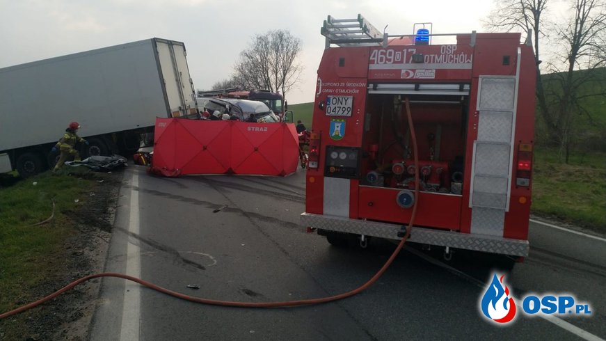 Groźny wypadek na DK 46. Zderzyły się ciężarówka, bus i samochód osobowy. OSP Ochotnicza Straż Pożarna