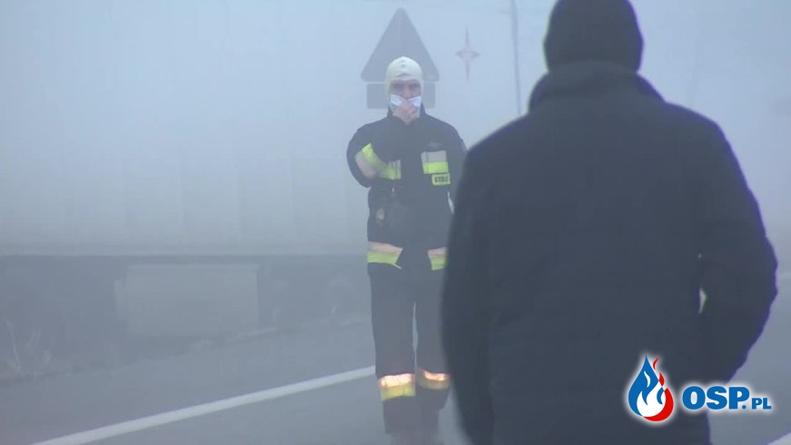 Tragiczny wypadek w gęstej mgle. Audi czołowo zderzyło się z ciężarówką. OSP Ochotnicza Straż Pożarna
