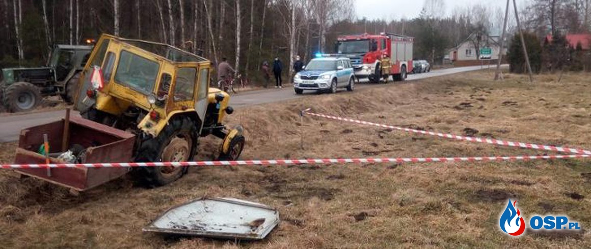 Przewrócony traktor przygniótł pasażera, kierowca miał prawie 4 promile. W akcji śmigłowiec LPR. OSP Ochotnicza Straż Pożarna