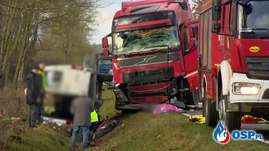 3 osoby zginęły po zderzeniu busa z ciężarówką. Tragiczny wypadek w Bukowicach. OSP Ochotnicza Straż Pożarna