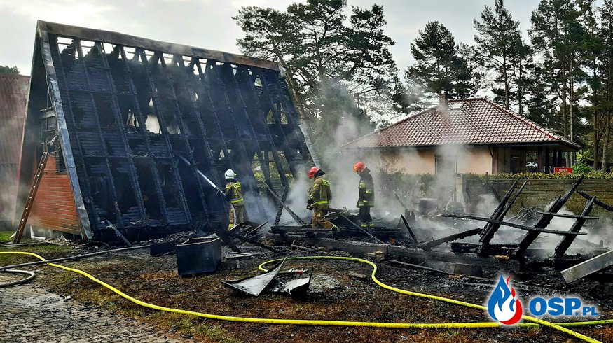 Wybuch gazu i pożar domków letniskowych w Rowach. "Poszkodowany mężczyzna oddalił się". OSP Ochotnicza Straż Pożarna