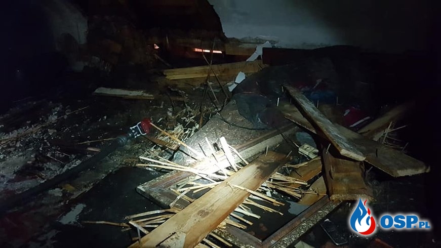 Tragiczny pożar poddasza w Koronowie. Nie żyje starszy mężczyzna. OSP Ochotnicza Straż Pożarna