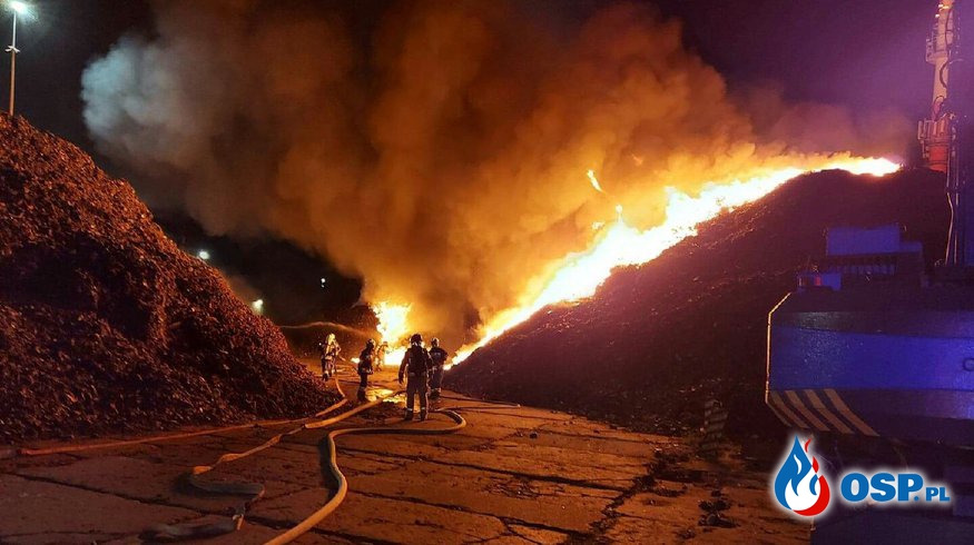 Pożar składowiska odpadów w Jasiniu. Akcja gaśnicza trwała całą noc. OSP Ochotnicza Straż Pożarna