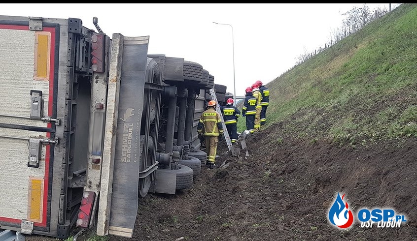Strażacy slalomem do wypadku na A2. "Fatalny korytarz ratunkowy". OSP Ochotnicza Straż Pożarna