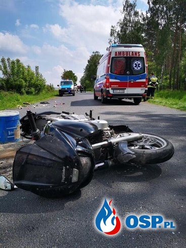 Motocyklista wjechał w samochód. Interweniował śmigłowiec LPR. OSP Ochotnicza Straż Pożarna