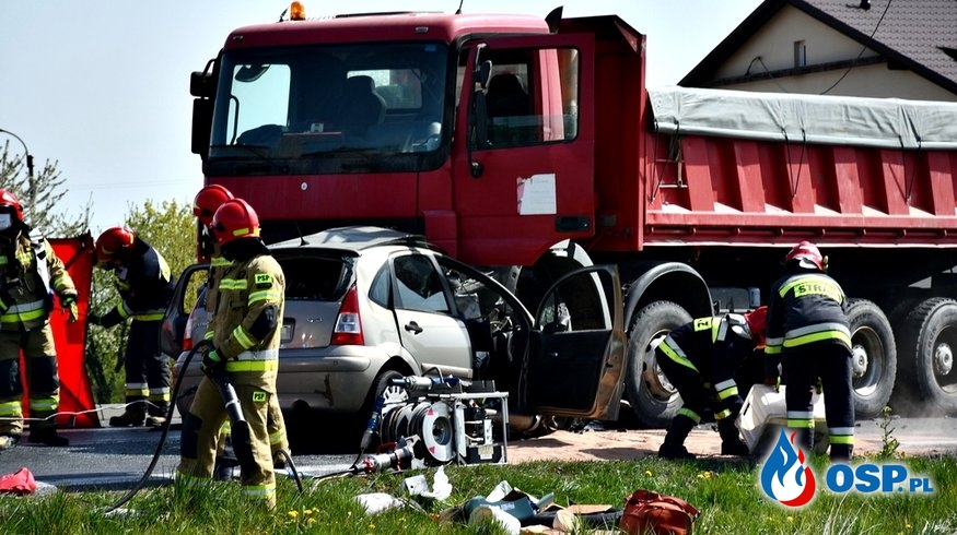 Dwie osoby zginęły w czołowym zderzeniu samochodu z ciężarówką w Oświęcimiu OSP Ochotnicza Straż Pożarna