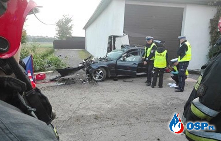 Rozpędzone BMW rozbiło się na garażu. Dwóch młodych mężczyzn zginęło. OSP Ochotnicza Straż Pożarna