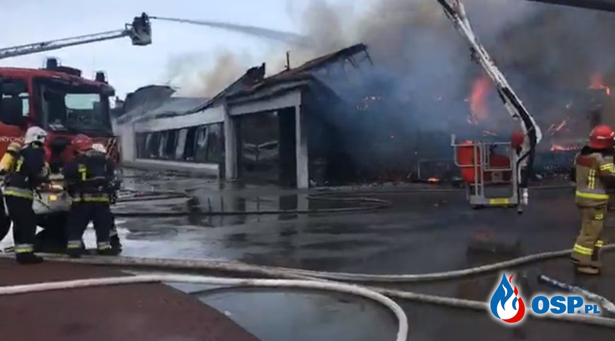 Ogromny pożar Lidla w Wadowicach. Zawalił się dach. OSP Ochotnicza Straż Pożarna