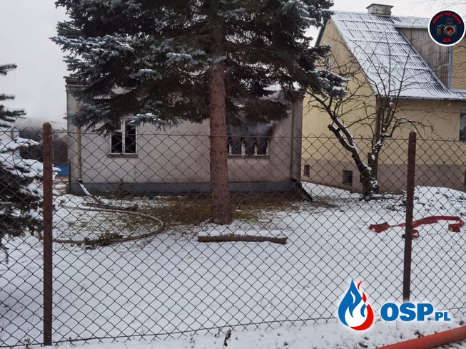Groźny pożar domu z garażem pod Warszawą. Domniemany podpalacz zatrzymany przez policję. OSP Ochotnicza Straż Pożarna
