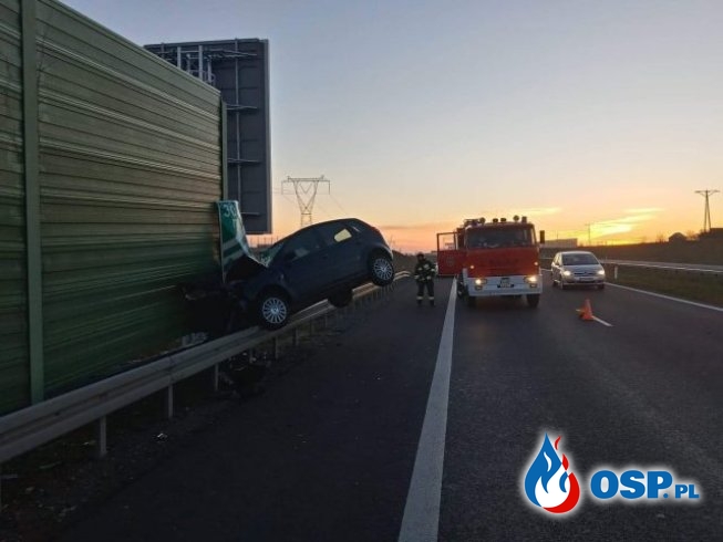 Samochód zawisł na barierce po wypadku na S17 OSP Ochotnicza Straż Pożarna