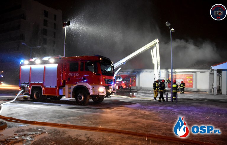 Pożar supermarketu na warszawskich Bielanach. Zawalił się dach sklepu. OSP Ochotnicza Straż Pożarna