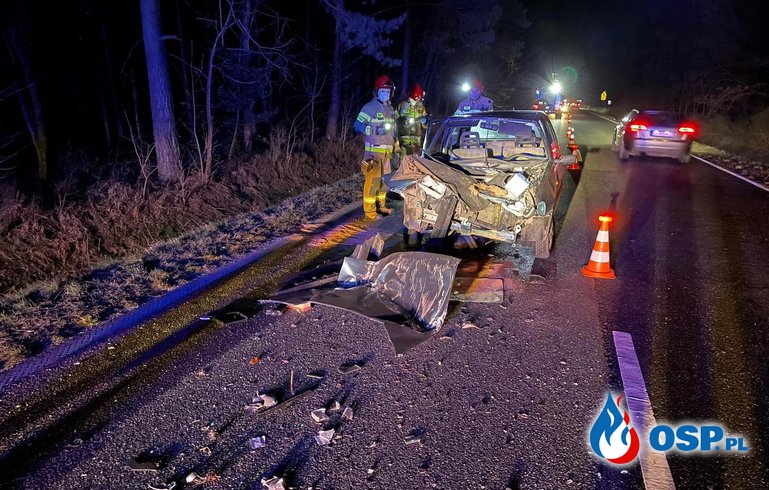 96-latek za kierownicą fiata uno doprowadził do zderzenia z ciągnikiem rolniczym OSP Ochotnicza Straż Pożarna