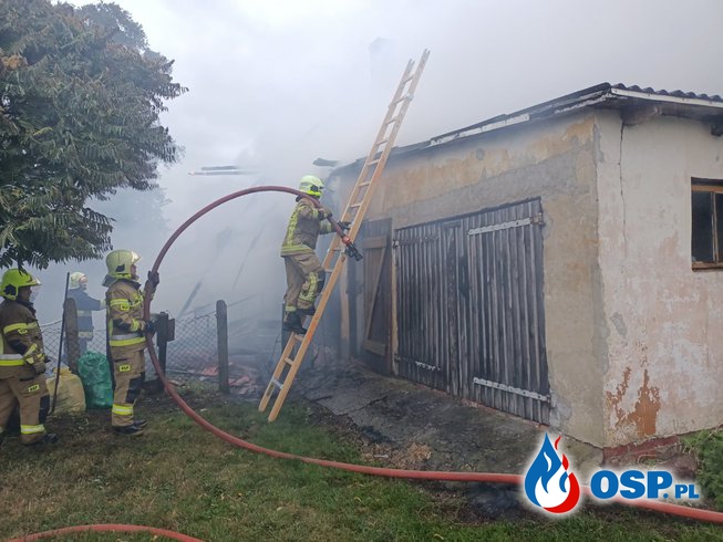 5 osób uciekło przed ogniem. Spłonął zabytkowy dom w Wiśniówce. OSP Ochotnicza Straż Pożarna