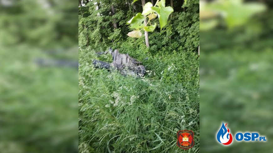 18-letnia pasażerka zginęła, kierowca był pijany. Auto dachowało po uderzeniu w drzewo. OSP Ochotnicza Straż Pożarna