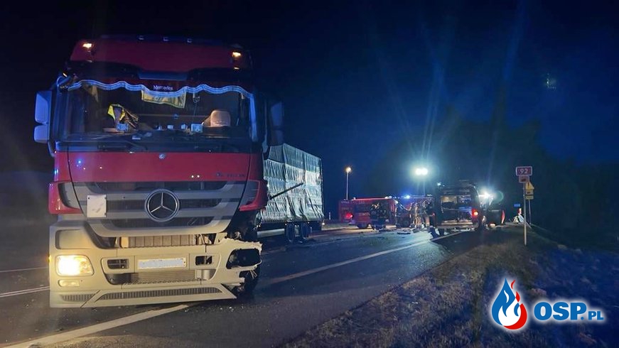 Młody kierowca nie żyje. Tragiczny finał czołowego zderzenia volkswagena z ciężarówką. OSP Ochotnicza Straż Pożarna