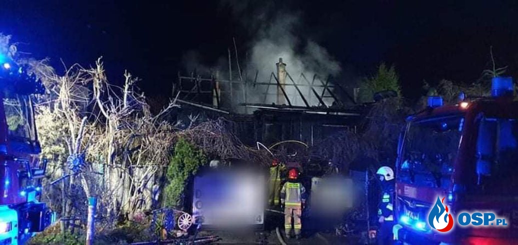 Drewniany dom stanął w ogniu. Nocny pożar w Januszowicach. OSP Ochotnicza Straż Pożarna