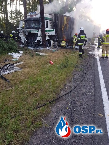 Pożar po zderzeniu auta z ciężarówką. Kierowca osobówki zginął na miejscu. OSP Ochotnicza Straż Pożarna