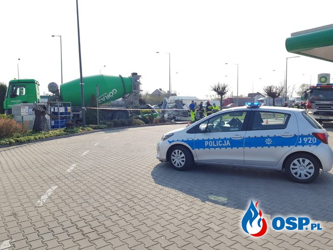 Betoniarka staranowała dystrybutor na stacji benzynowej. OSP Ochotnicza Straż Pożarna