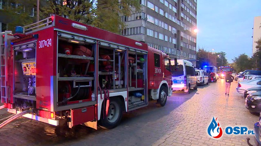 Tragiczny pożar na 9. piętrze wieżowca. W płonącym mieszkaniu zginął mężczyzna. OSP Ochotnicza Straż Pożarna