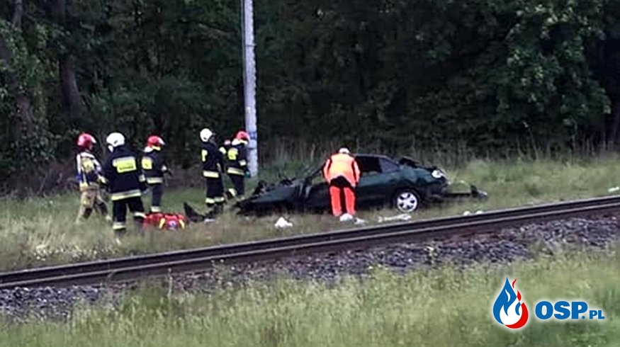 Pociąg zmiażdżył samochód na przejeździe kolejowym. Dwie osoby nie żyją. OSP Ochotnicza Straż Pożarna