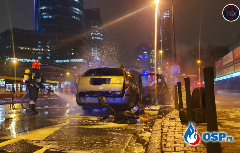 Pożar auta na warszawskiej Woli. Policja ustala właściciela pojazdu. OSP Ochotnicza Straż Pożarna