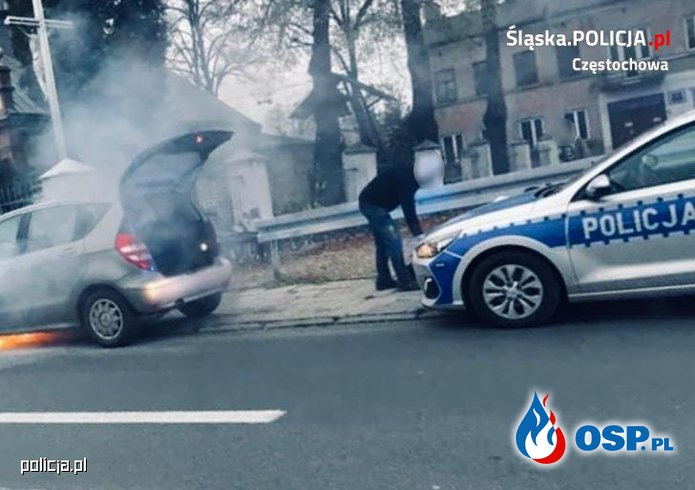 Auto zapaliło się w trakcie jazdy. Z pomocą ruszyli policjanci. OSP Ochotnicza Straż Pożarna