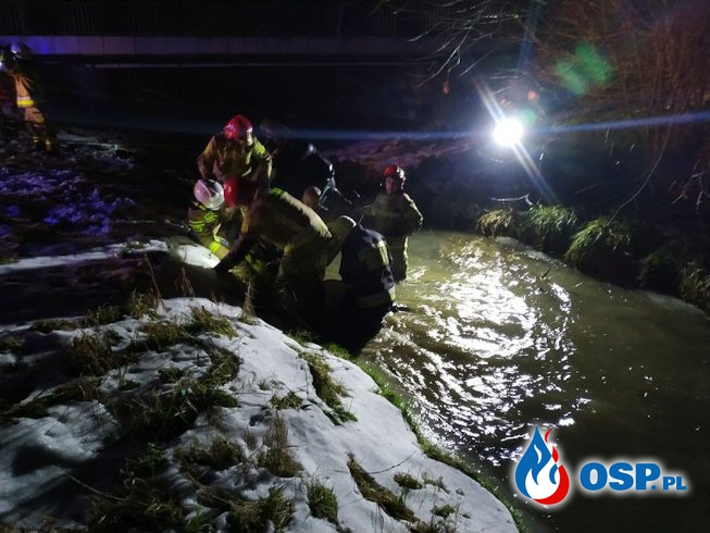 Auto dachowało i wpadło do rzeki. 18-latek walczy o życie. OSP Ochotnicza Straż Pożarna