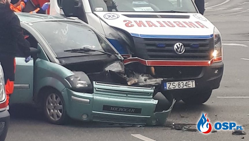 Wypadek w Bydgoszczy. Mikrocar zderzył się z karetką na sygnale. OSP Ochotnicza Straż Pożarna
