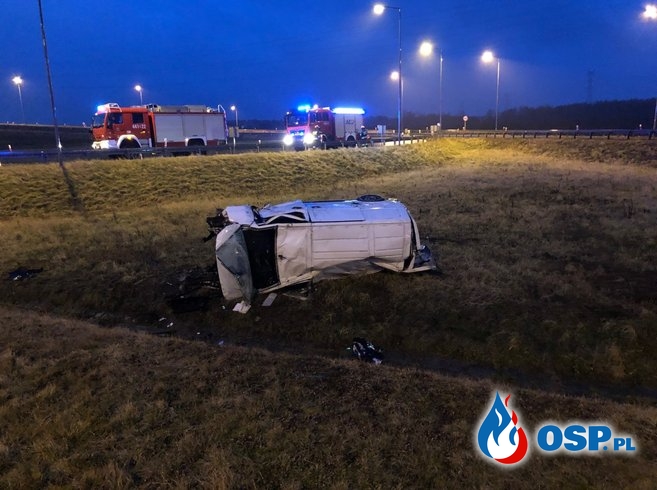 Dwie osoby ranne po dachowaniu busa na autostradzie A4 OSP Ochotnicza Straż Pożarna