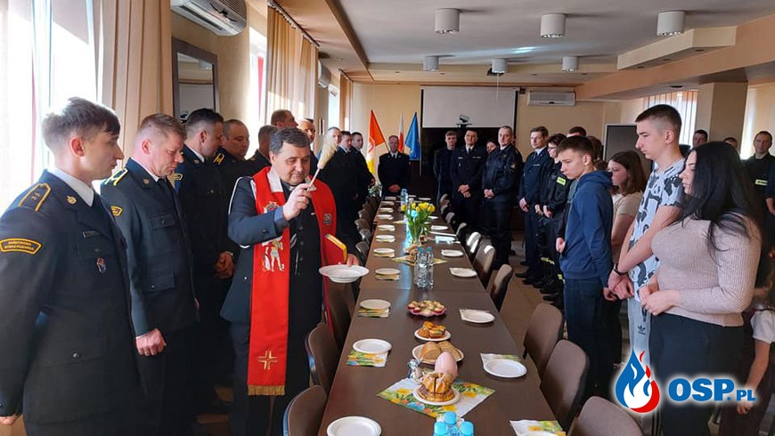 Strażacy zasiedli przy stole z gośćmi z Ukrainy. Świąteczne spotkanie w Kraśniku. OSP Ochotnicza Straż Pożarna
