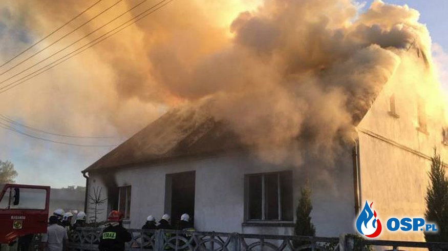 Pożar domu w Ołoboku. Jedna osoba została poparzona. OSP Ochotnicza Straż Pożarna