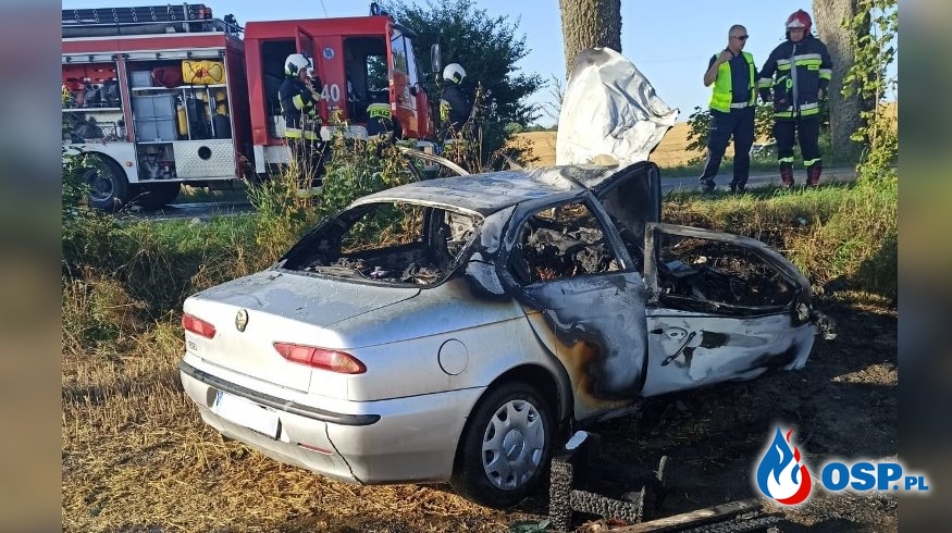 Świadkowie wynieśli nieprzytomnego kierowcę z płonącego auta OSP Ochotnicza Straż Pożarna